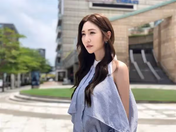 「孝女」曾莞婷為亡父扛債苦養母,靠本土劇翻身卻被酸,今翻身手下50名員工,笑問:演八點檔丟人嗎