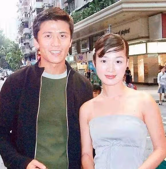 變化大!53歲唐文龍現身街頭「大快朵頤」 相貌變化巨大「難辨認」 天命之年仍單身 網友:年紀越大越有型