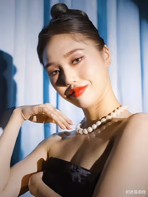 OH MY GIRL,變身經典電影中的古典美女,音源Queen歸來了!