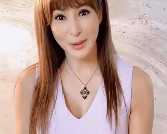大秀好身材！56歲美魔女羅霖曬比基尼美照，皮膚白滑猶如少女一般
