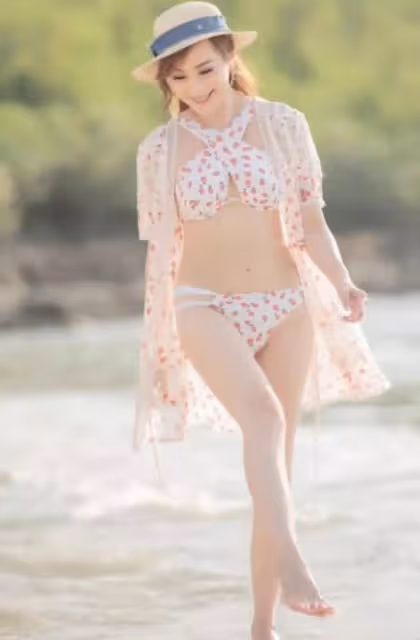 大秀好身材！56歲美魔女羅霖曬比基尼美照，皮膚白滑猶如少女一般