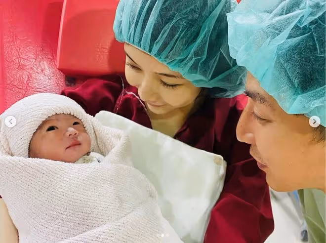 36歲男星再次喜當爸!老婆2年生2胎,溫馨全家福曝光女方紅光滿面