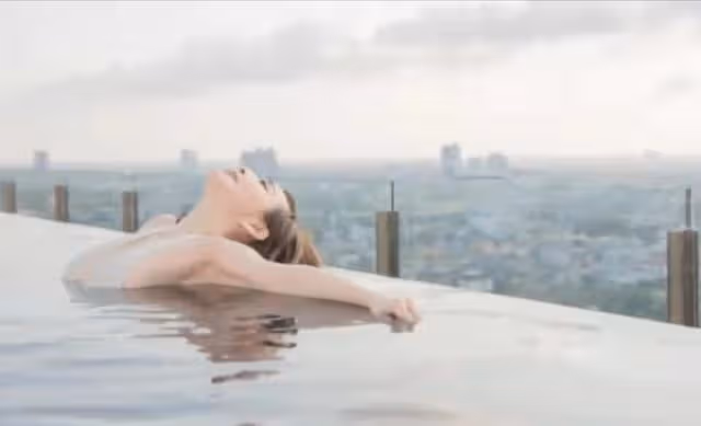 大秀好身材！56歲美魔女羅霖曬比基尼美照，皮膚白滑猶如少女一般