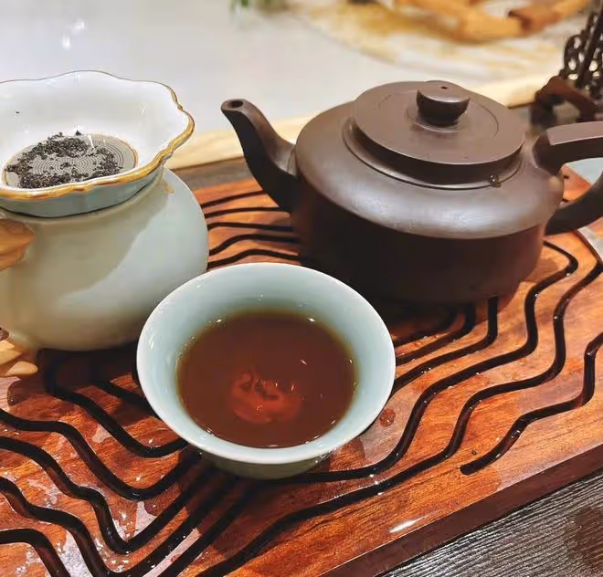 女排名將惠若琪攜全家現身!素顏膚白似少女,博士老公帶娃顯溫柔