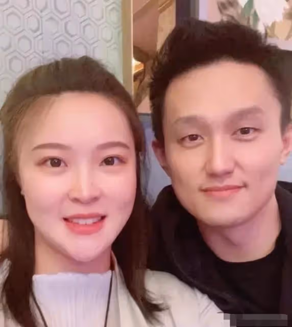 女排名將惠若琪攜全家現身！素顏膚白似少女，博士老公帶娃顯溫柔