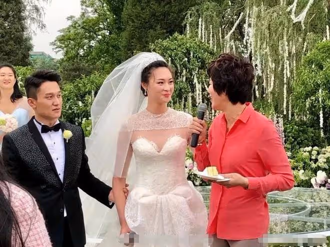 女排名將惠若琪攜全家現身！素顏膚白似少女，博士老公帶娃顯溫柔
