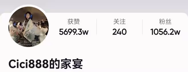 59歲鄺美雲罕露面,容顏未改氣質佳,身家5億與富婆同框絲毫不輸