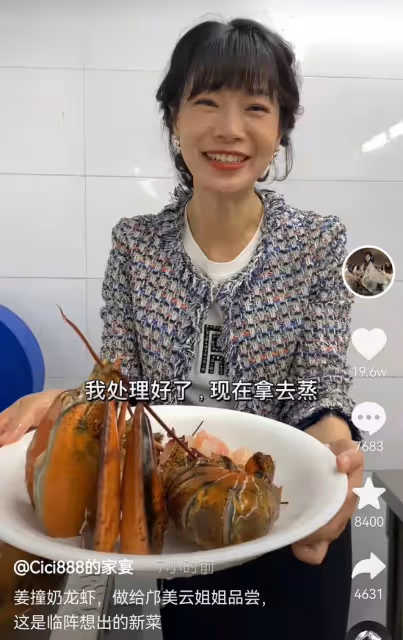 59歲鄺美雲罕露面,容顏未改氣質佳,身家5億與富婆同框絲毫不輸