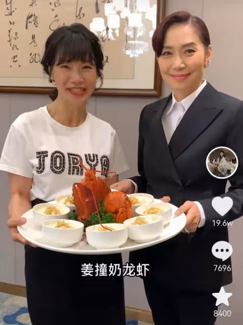 59歲鄺美雲罕露面,容顏未改氣質佳,身家5億與富婆同框絲毫不輸