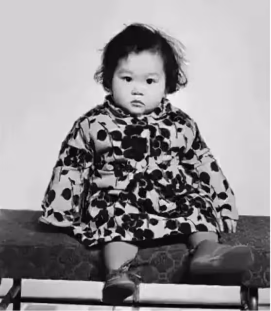 59歲鄺美雲罕露面，容顏未改氣質佳，身家5億與富婆同框絲毫不輸