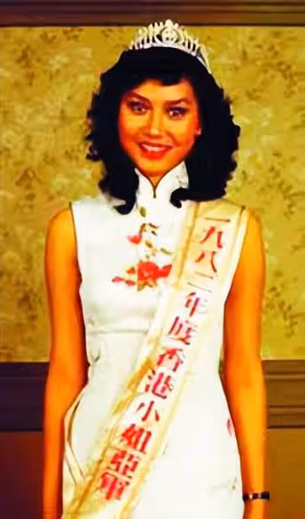 59歲鄺美雲罕露面，容顏未改氣質佳，身家5億與富婆同框絲毫不輸
