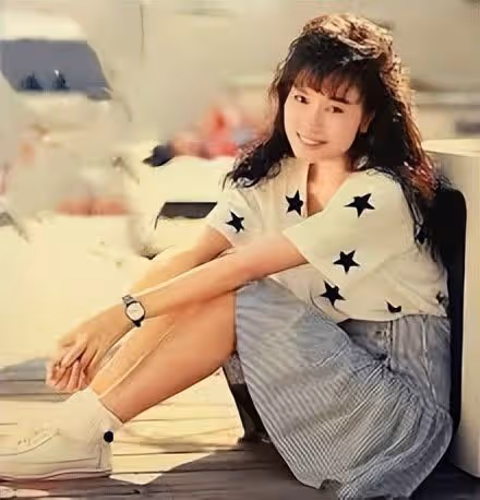 59歲鄺美雲罕露面，容顏未改氣質佳，身家5億與富婆同框絲毫不輸