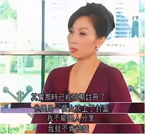 59歲鄺美雲罕露面，容顏未改氣質佳，身家5億與富婆同框絲毫不輸