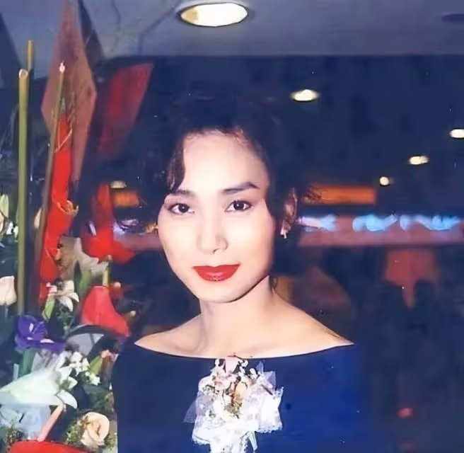 59歲鄺美雲罕露面，容顏未改氣質佳，身家5億與富婆同框絲毫不輸