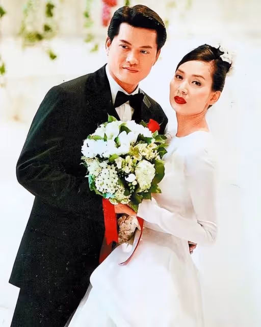 59歲鄺美雲罕露面，容顏未改氣質佳，身家5億與富婆同框絲毫不輸