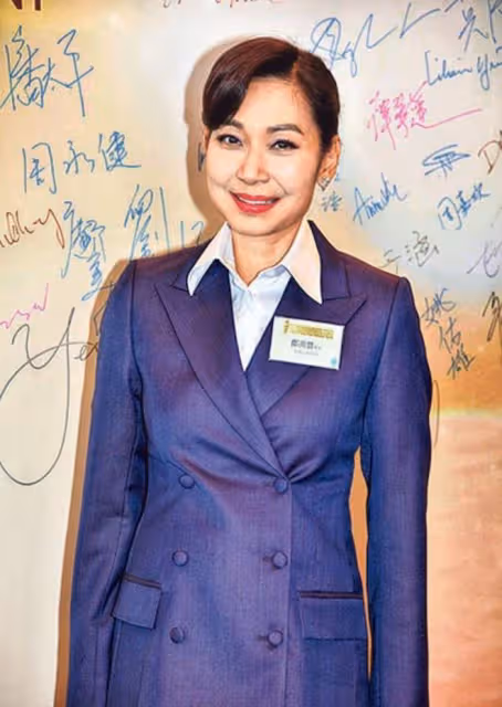 59歲鄺美雲罕露面，容顏未改氣質佳，身家5億與富婆同框絲毫不輸