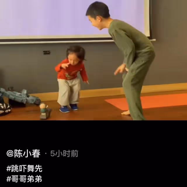 陳小春曬倆娃熱舞!小兒子長發扎小辮似女孩,父子三人如複製粘貼