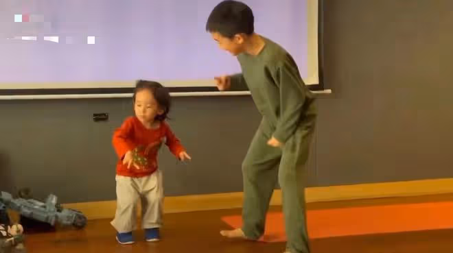 陳小春曬倆娃熱舞!小兒子長發扎小辮似女孩,父子三人如複製粘貼