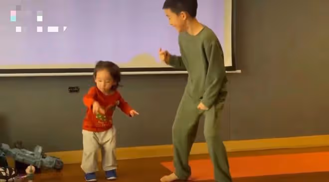 陳小春曬倆娃熱舞!小兒子長發扎小辮似女孩,父子三人如複製粘貼