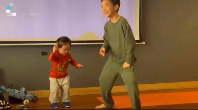 陳小春曬倆娃熱舞!小兒子長發扎小辮似女孩,父子三人如複製粘貼