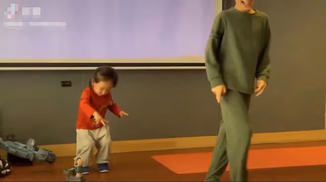 陳小春曬倆娃熱舞!小兒子長發扎小辮似女孩,父子三人如複製粘貼