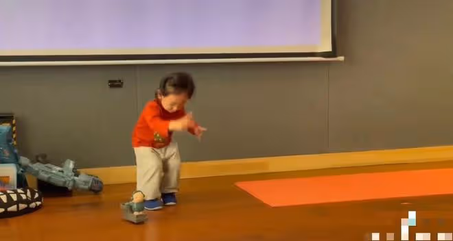 陳小春曬倆娃熱舞!小兒子長發扎小辮似女孩,父子三人如複製粘貼