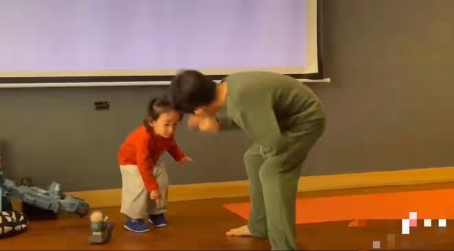 陳小春曬倆娃熱舞!小兒子長發扎小辮似女孩,父子三人如複製粘貼