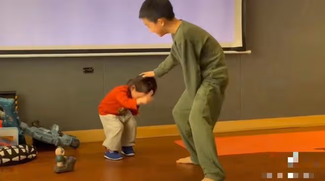 陳小春曬倆娃熱舞!小兒子長發扎小辮似女孩,父子三人如複製粘貼