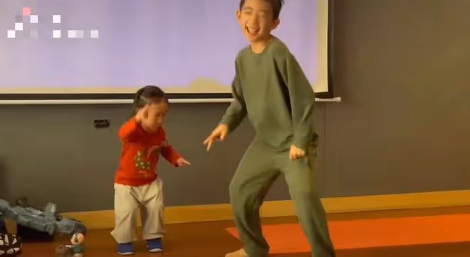 陳小春曬倆娃熱舞!小兒子長發扎小辮似女孩,父子三人如複製粘貼