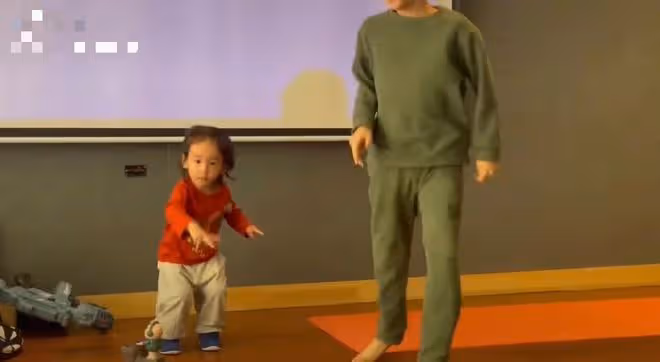 陳小春曬倆娃熱舞!小兒子長發扎小辮似女孩,父子三人如複製粘貼