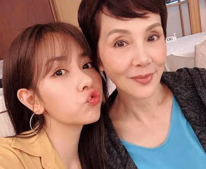 31歲女星丁巧唯辦婚禮，眾星雲集場面熱鬧，不讓1歲多兒子當花童