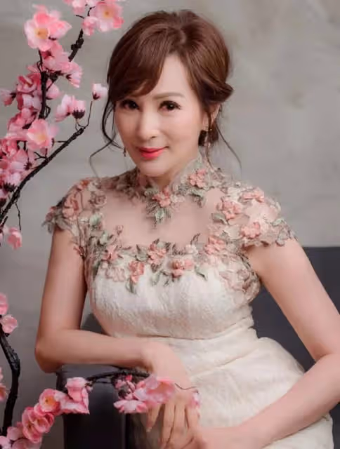 大秀好身材！56歲美魔女羅霖曬比基尼美照，皮膚白滑猶如少女一般