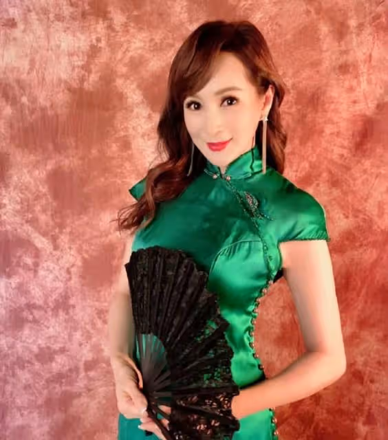 大秀好身材！56歲美魔女羅霖曬比基尼美照，皮膚白滑猶如少女一般