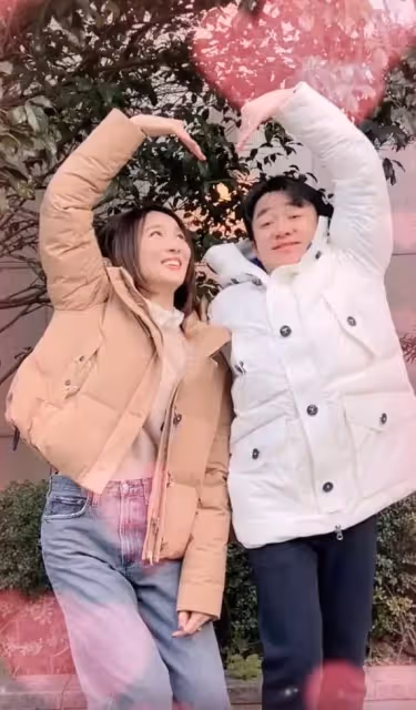 王祖藍公開夫妻真實身高差，李亞男拍照半蹲遷就老公，貼心又甜蜜