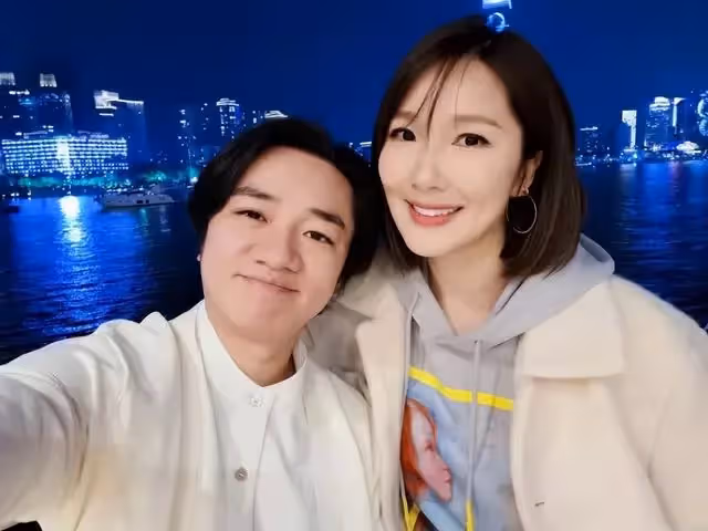 王祖藍公開夫妻真實身高差，李亞男拍照半蹲遷就老公，貼心又甜蜜