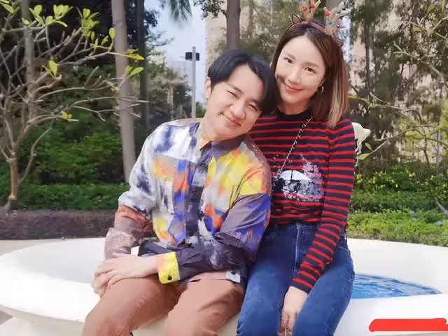 王祖藍公開夫妻真實身高差，李亞男拍照半蹲遷就老公，貼心又甜蜜