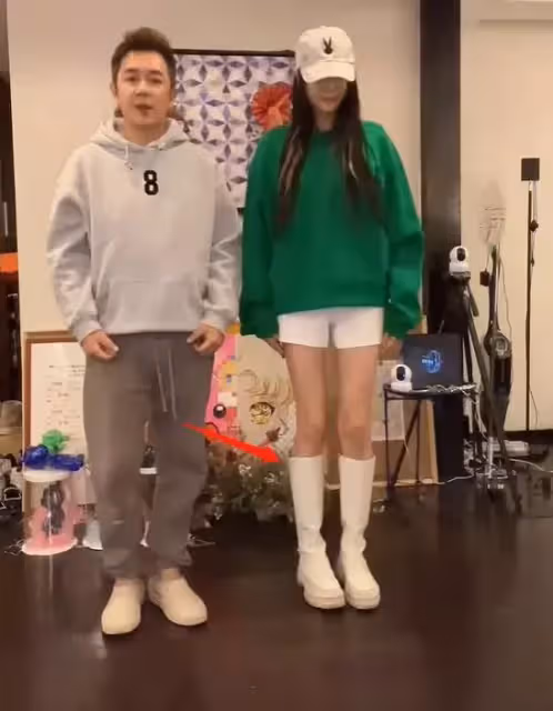 蔣麗莎與老公家中熱舞！長腿纖細塞不滿靴子，雜物擺一地顯擁擠