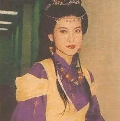 她是最美「紫衫龍王」!與吳鎮宇相戀8年,今52歲容顏不輸周慧敏!