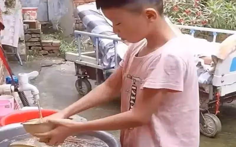 3歲開始照顧父親!9歲摘辣椒賺錢 養活癱瘓父親,十年如一日:孝心感動無數人!