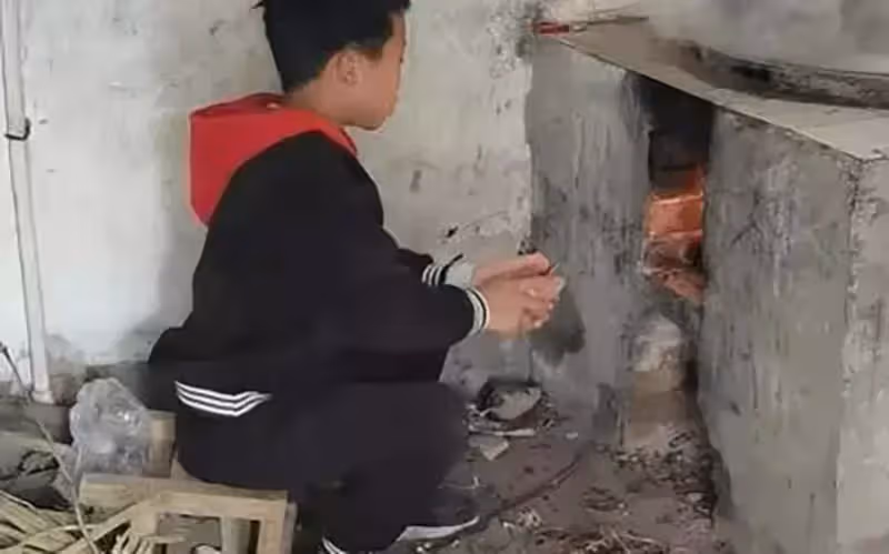 3歲開始照顧父親!9歲摘辣椒賺錢 養活癱瘓父親,十年如一日:孝心感動無數人!
