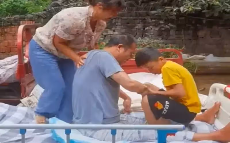 3歲開始照顧父親!9歲摘辣椒賺錢 養活癱瘓父親,十年如一日:孝心感動無數人!