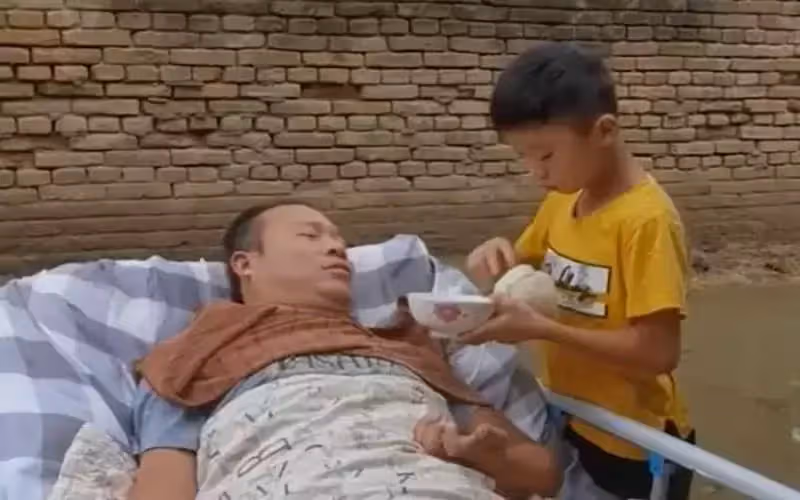 3歲開始照顧父親!9歲摘辣椒賺錢 養活癱瘓父親,十年如一日:孝心感動無數人!