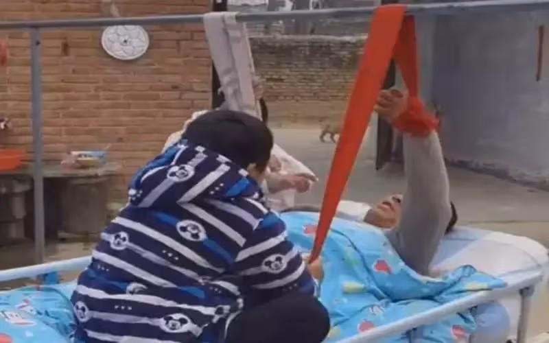 3歲開始照顧父親!9歲摘辣椒賺錢 養活癱瘓父親,十年如一日:孝心感動無數人!