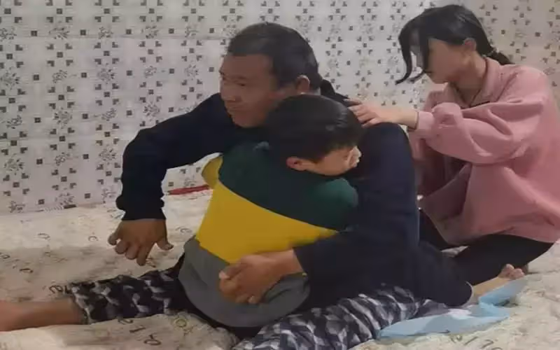 3歲開始照顧父親!9歲摘辣椒賺錢 養活癱瘓父親,十年如一日:孝心感動無數人!