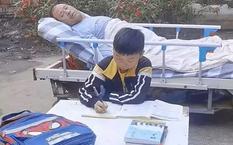 3歲開始照顧父親!9歲摘辣椒賺錢 養活癱瘓父親,十年如一日:孝心感動無數人!