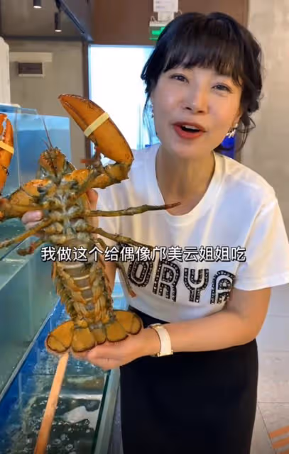 富婆鄺美雲回內地,被千萬網紅請吃大餐,對方網傳是賭王家族成員