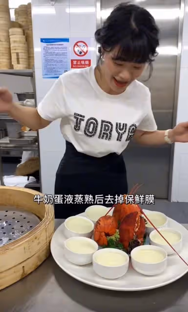 富婆鄺美雲回內地,被千萬網紅請吃大餐,對方網傳是賭王家族成員