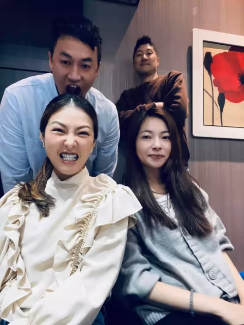 46歲何潤東罕秀恩愛，39歲妻子顏值高，「結婚6年無子」仍想自然懷孕，被追問何時生小孩尷尬回答：沒有任何藉口了