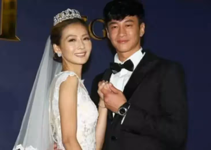 46歲何潤東罕秀恩愛，39歲妻子顏值高，「結婚6年無子」仍想自然懷孕，被追問何時生小孩尷尬回答：沒有任何藉口了