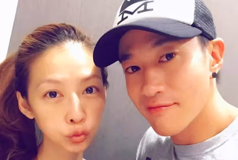 46歲何潤東罕秀恩愛，39歲妻子顏值高，「結婚6年無子」仍想自然懷孕，被追問何時生小孩尷尬回答：沒有任何藉口了